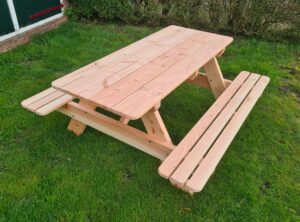 Compacte picknicktafel van Douglas hout voor kleine tuin