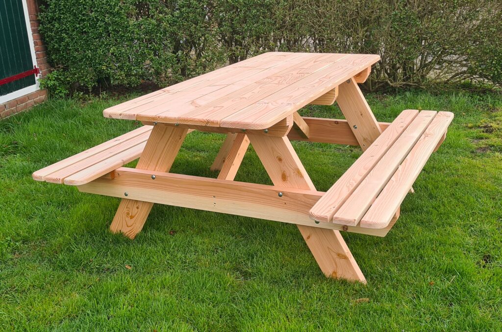 Grote Douglas picknicktafel van massief hout voor tuin of terras geleverd in Drachten